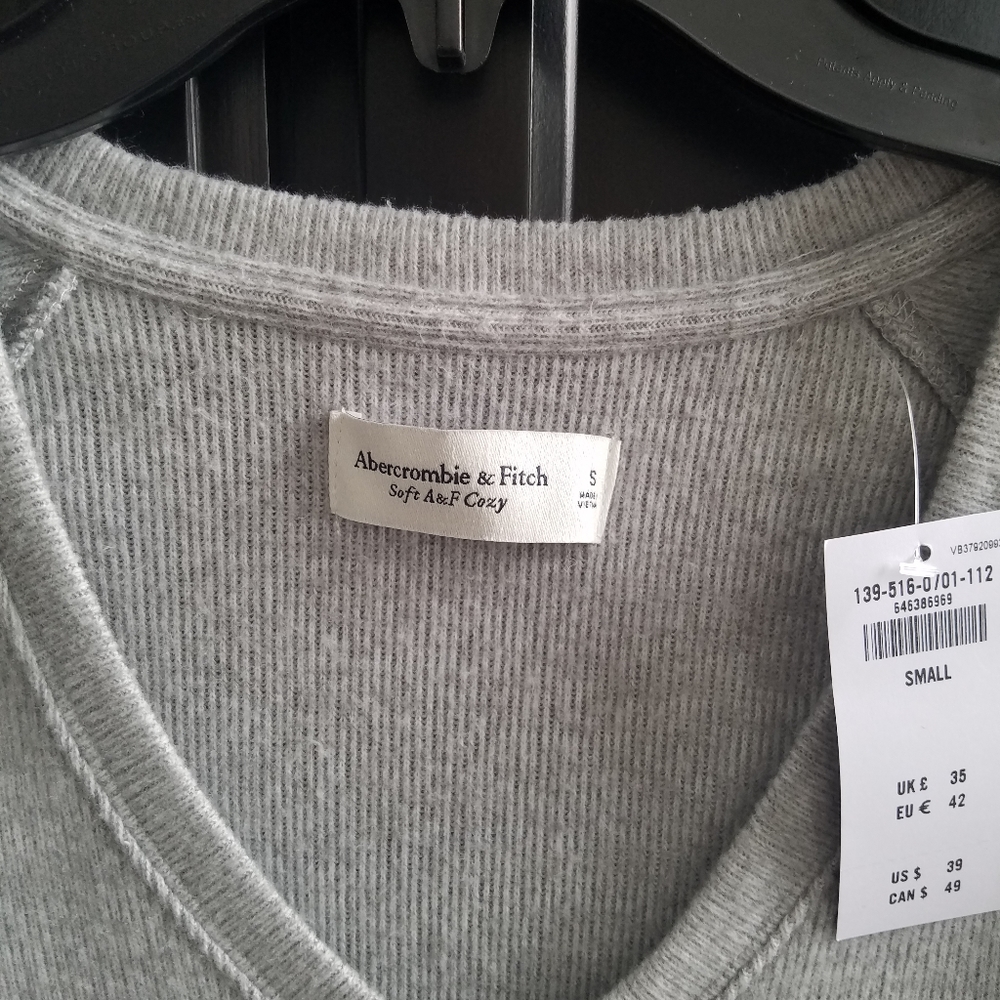 🚨SOLD🚨Abercrombie and Fitch Sweater NWT - Picture 2 of 2